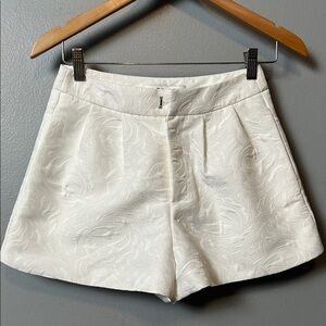 DO+BE Textured Jacquard White High Waist Pleated waist Shorts size small